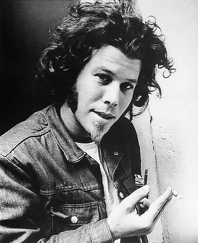 Tom_Waits_(1973_Asylum_publicity_photo_-_with_cigarette)