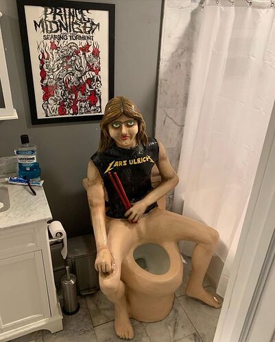 the-lars-toilet-1